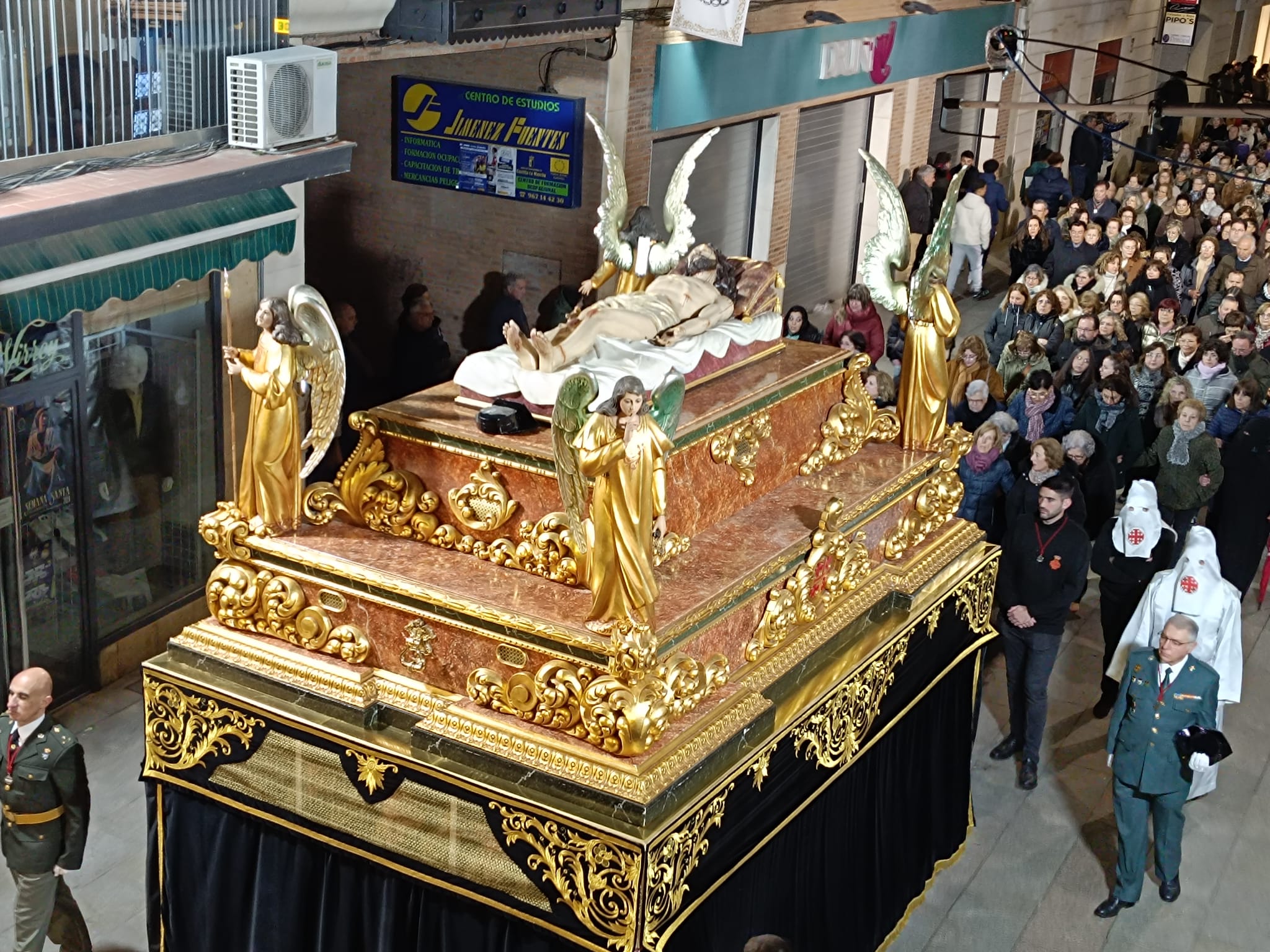 El Viernes Santo concluye con la procesión del Santo Entierro de Cristo ...