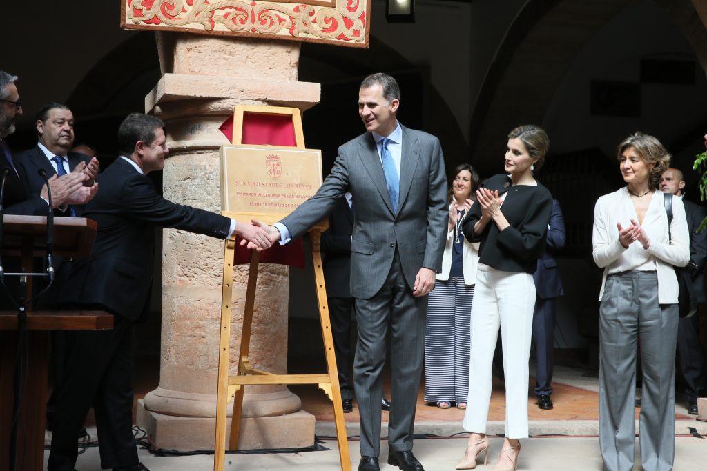 El presidente de Castilla La Mancha, Emiliano García Page acompaña a ...