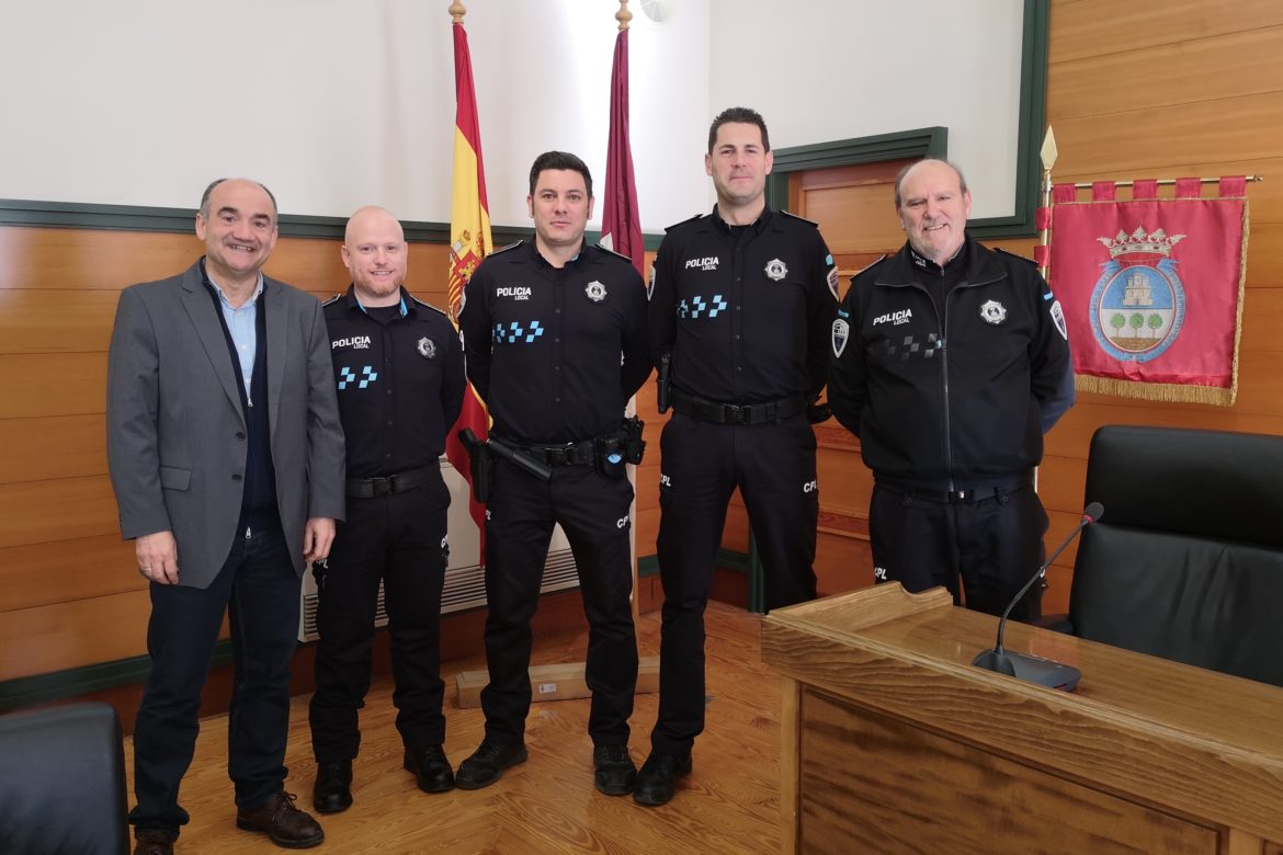El Alcalde felicita a los 3 policías que han superado las pruebas para ...